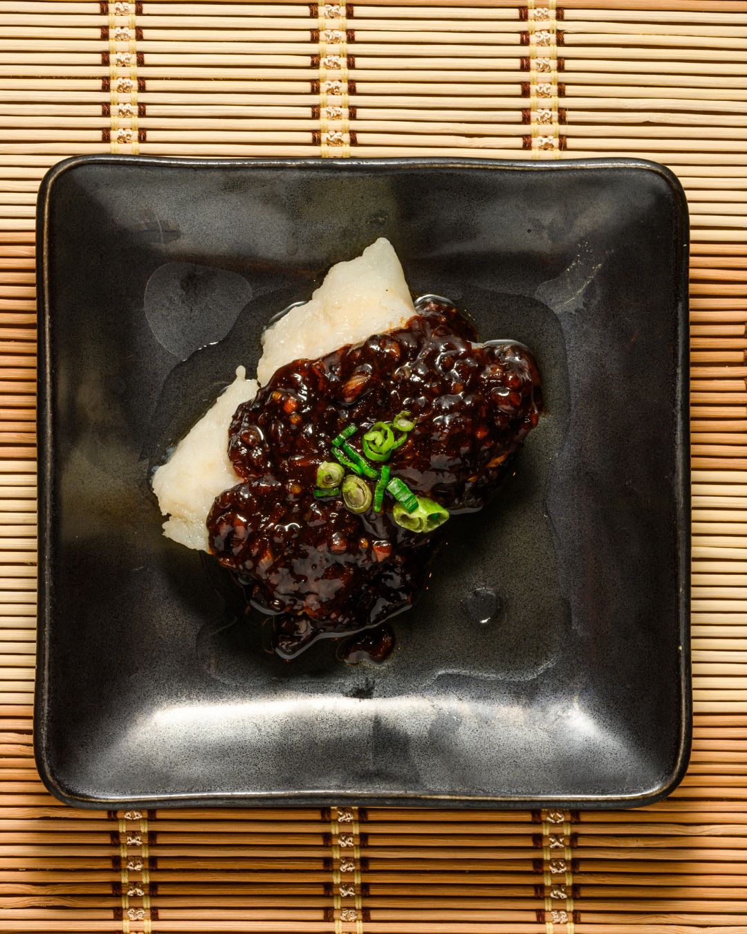 Merluza al vapor con salsa de judías negras